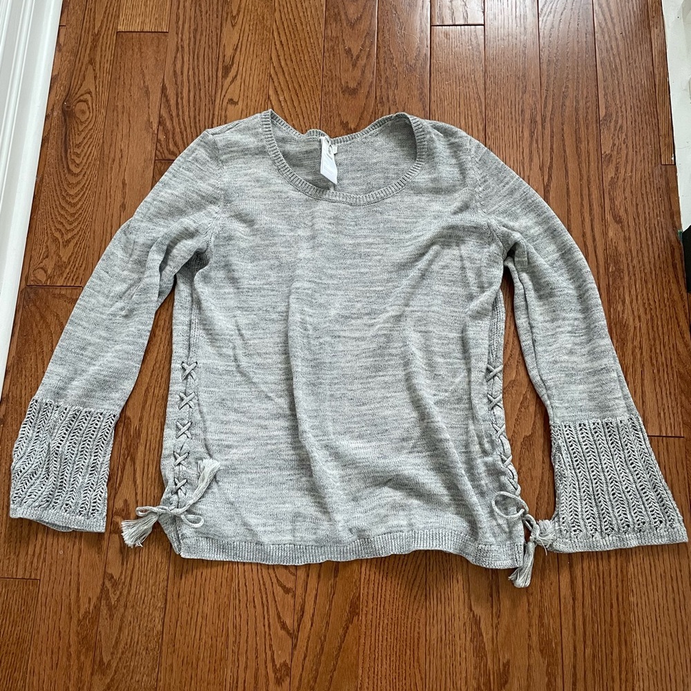 Light weight flare arm sweater